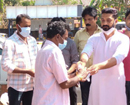 JDS youth distributes food to hungry to mark birthday of state prez Nikhil Kumaraswamy